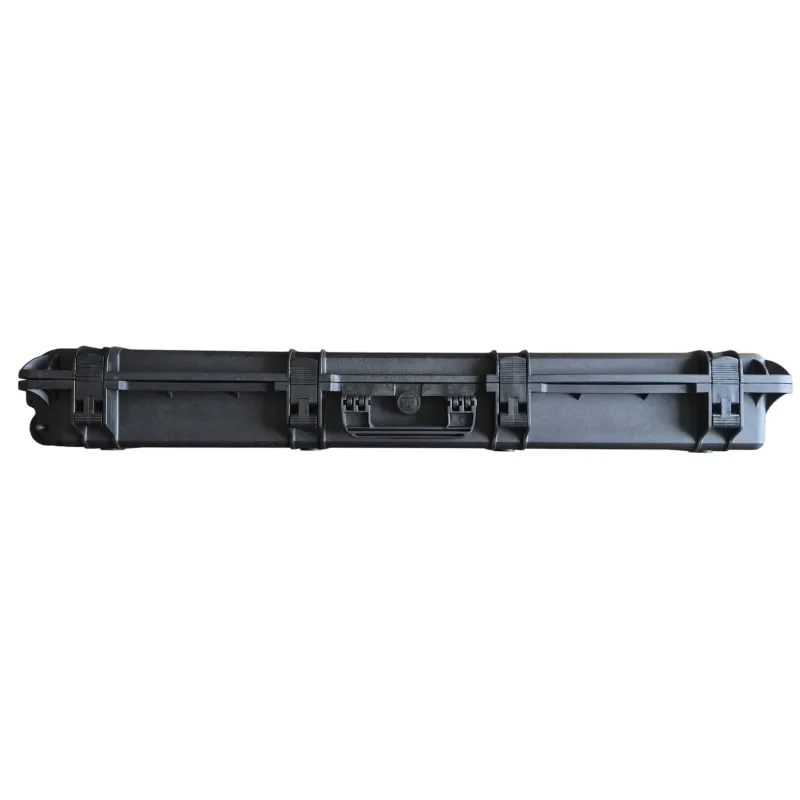 Façade de la mallette longue Cybergun noire, quatre fermoirs et poignée centrale