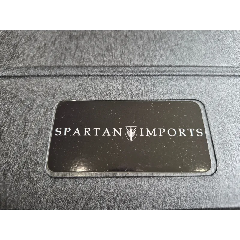 Badge Spartan Imports sur le couvercle de la mallette rigide 620XLS
