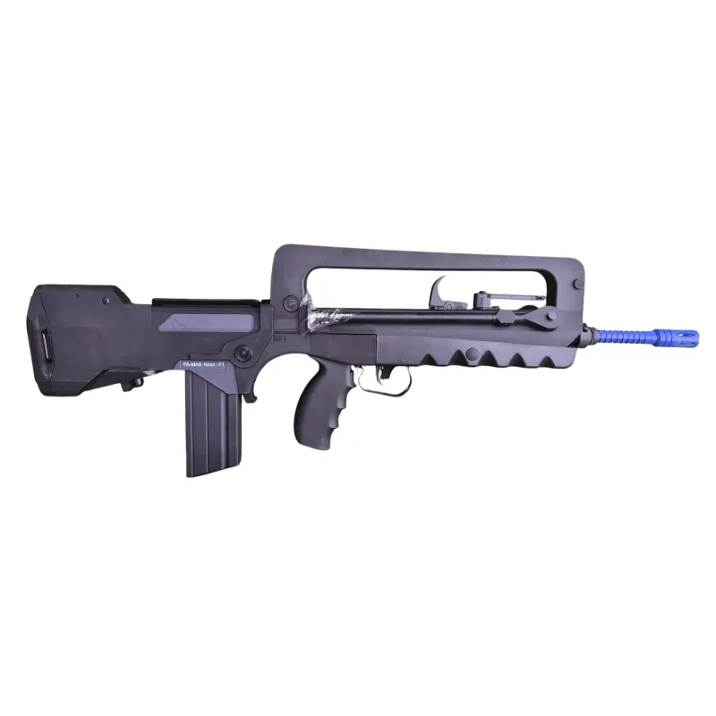 Réplique AEG FAMAS F1 MI Cybergun noire à canon bleu, vue de profil droit