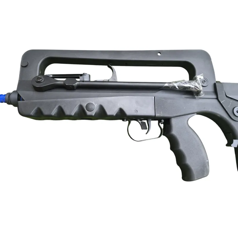 FAMAS F1 MI Cybergun, détail de la poignée de transport, du levier d'armement et de la détente