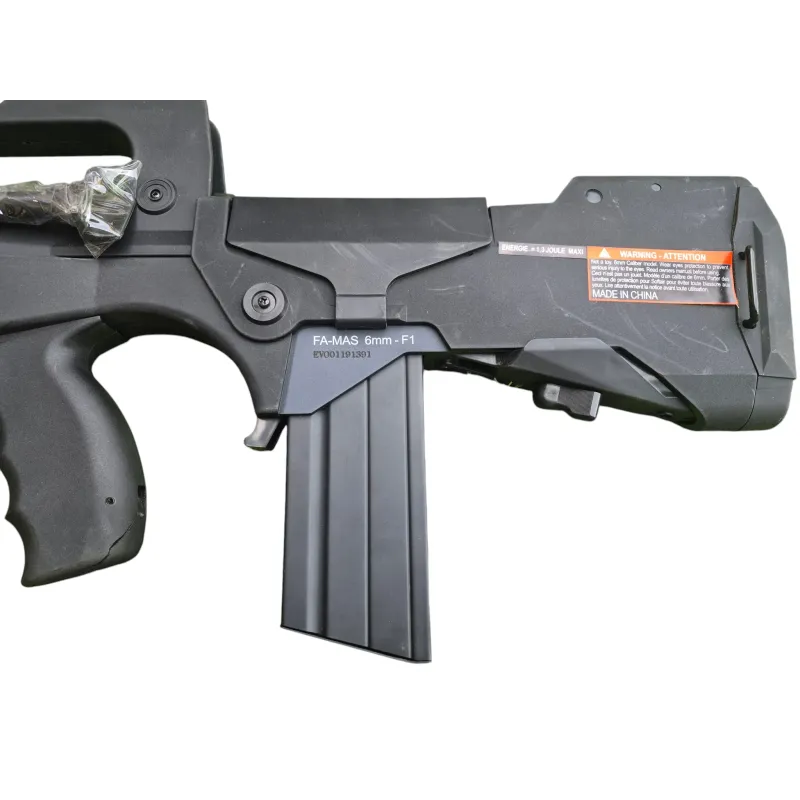 FAMAS F1 MI Cybergun, détail du marquage FA-MAS 6mm F1 et de l'étiquette 1,3 joule