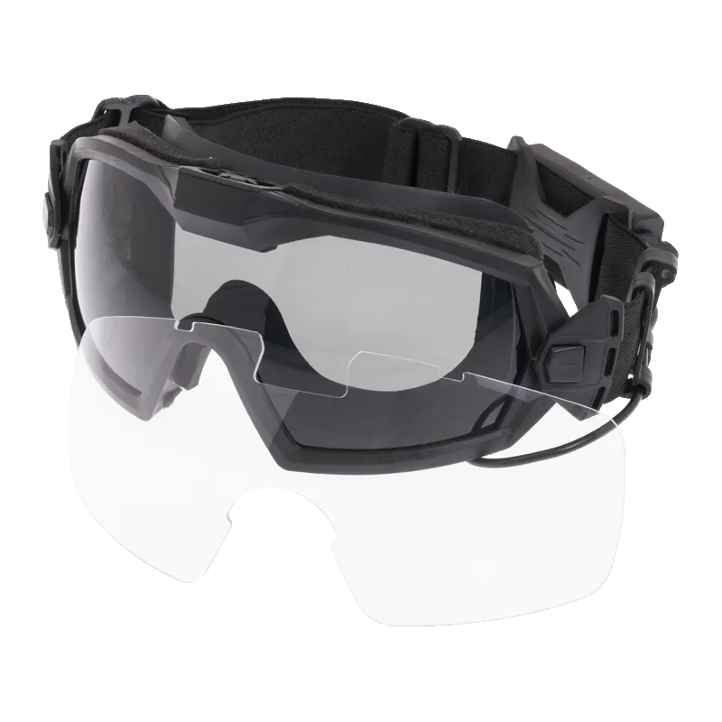 Lunettes ventilées FMA noires avec écran clair interchangeable présenté devant l'écran fumé
