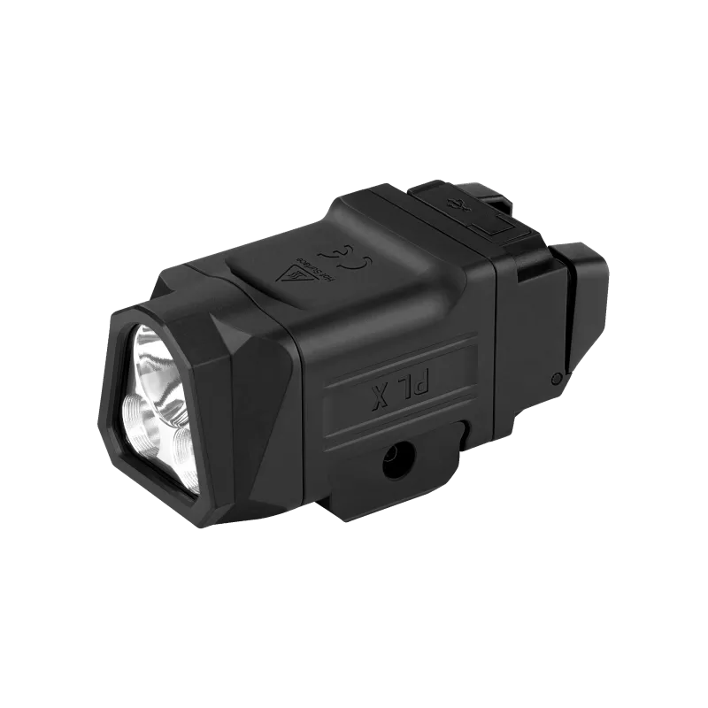 Olight PL X noire de trois quarts, cache du port USB-C sur le dessus