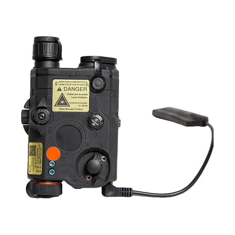 Boîtier AN/PEQ LA5 FMA noir laser rouge, vue de face avec sélecteur et interrupteur déporté