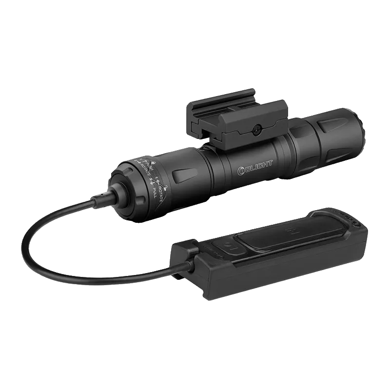 Olight Odin S noire avec interrupteur déporté branché à l'arrière, vue de trois quarts arrière