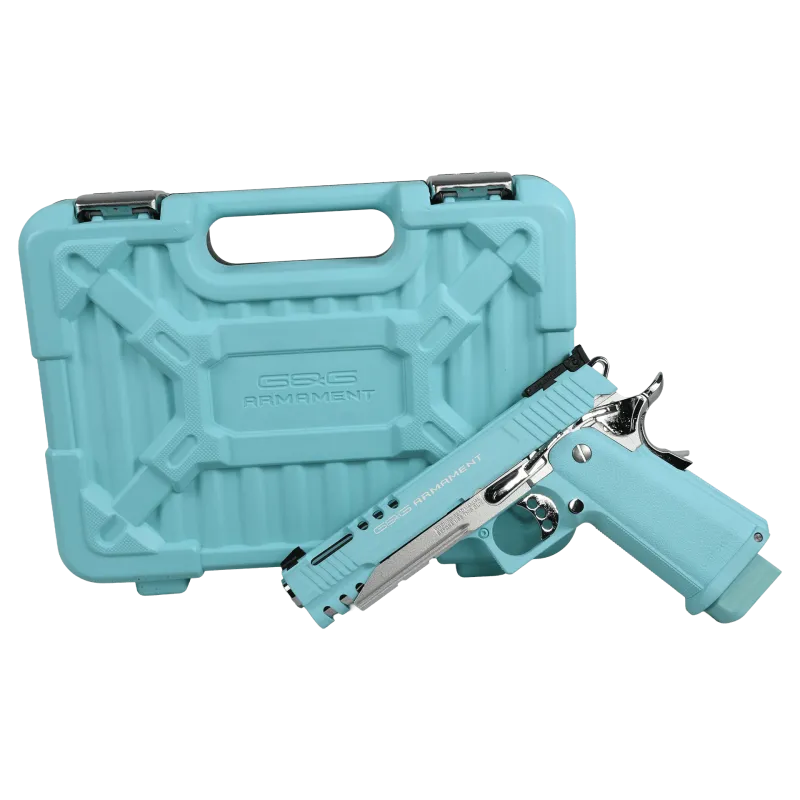 Pistolet G&G GPM1911 CP Macaron Blue posé devant son coffret rigide bleu pastel