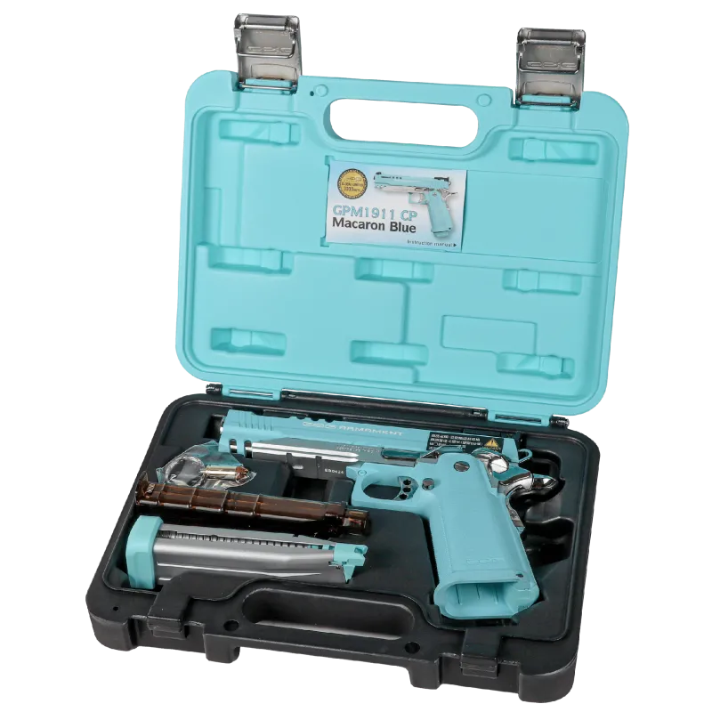 Coffret ouvert du pistolet G&G GPM1911 CP Macaron Blue avec chargeur, speed loader et porte-clés balle