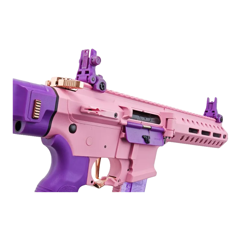Gros plan sur la carcasse rose de la G&G FAR 9, volet d'éjection violet et détente rose cuivré