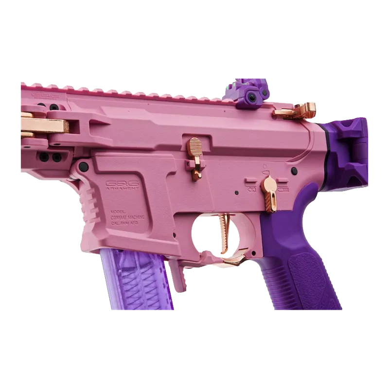 Gros plan sur la carcasse rose de la G&G FAR 9 Rose : marquage Combat Machine cal. 6 mm AEG, détente et sélecteur rose cuivré
