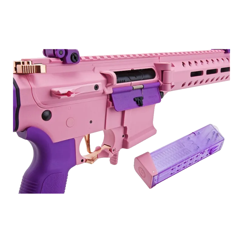 Chargeur violet translucide de la G&G FAR 9 Rose sorti de la carcasse, volet d'éjection violet et culasse visibles