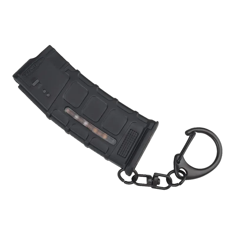 Porte-clés Tactical Ops chargeur PMAG 5.56 noir posé en diagonale avec sa chaîne, son émerillon et son clip