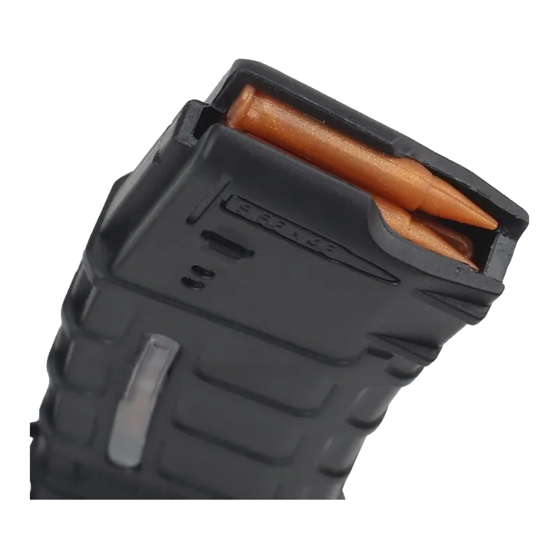 Gros plan sur le haut du porte-clés PMAG noir : marquage 5.56x45 et deux cartouches factices cuivrées