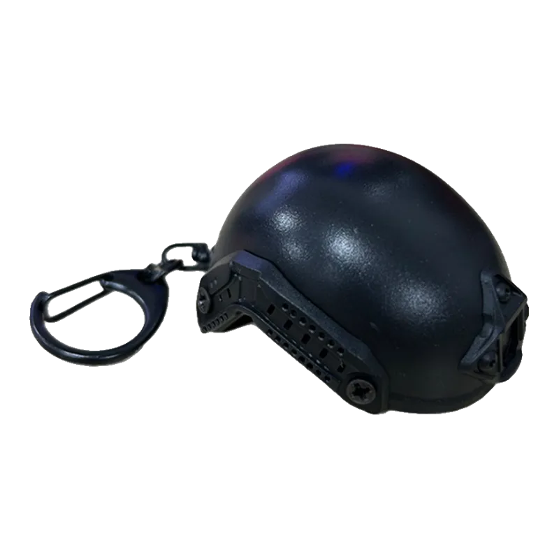 Porte-clés Tactical Ops en forme de casque FAST noir avec mousqueton, vue de trois quarts côté rails
