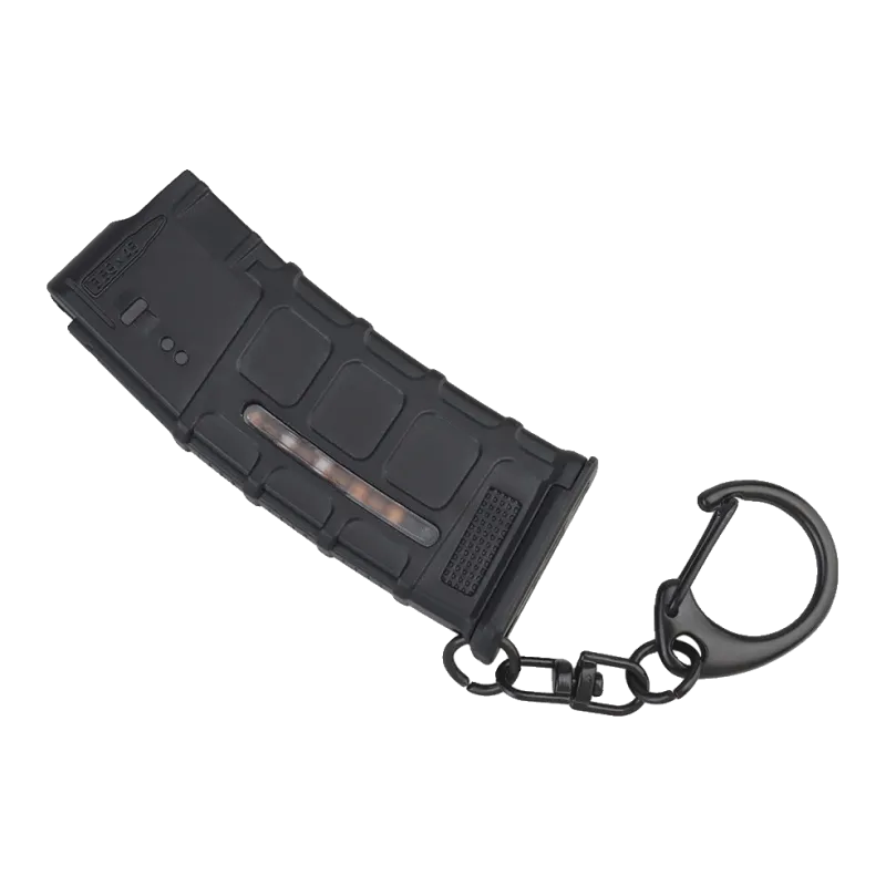Porte-clés chargeur PMAG 5.56 noir posé en diagonale, marquage 5.56x45, fenêtre, chaîne et clip noir
