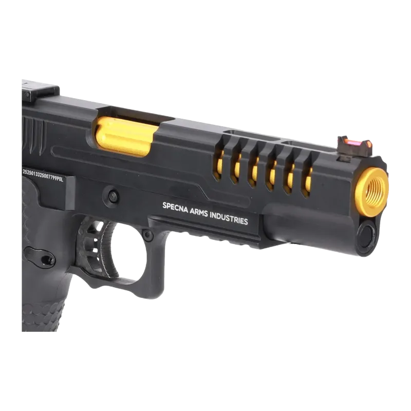 Gros plan du Specna Arms SA-VGP25 Vapor : culasse ajourée, canon doré fileté, marquage Specna Arms Industries