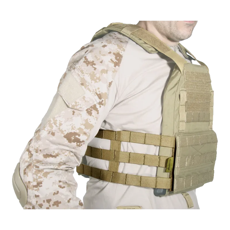 Bande MOLLE ultralite Gerónimo tan portée en ceinture latérale sur un gilet porte-plaques tan