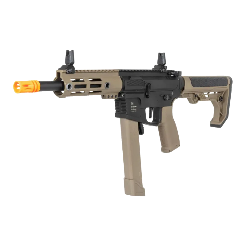 Specna Arms SA-FX01 Flex HAL ETU bi-ton noir et tan, vue de trois quarts avant avec cache-flamme orange