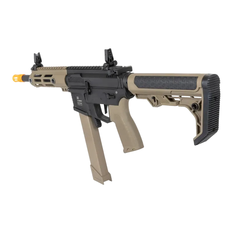 Specna Arms SA-FX01 Flex HAL ETU bi-ton noir et tan, vue de trois quarts, poignée et chargeur tan