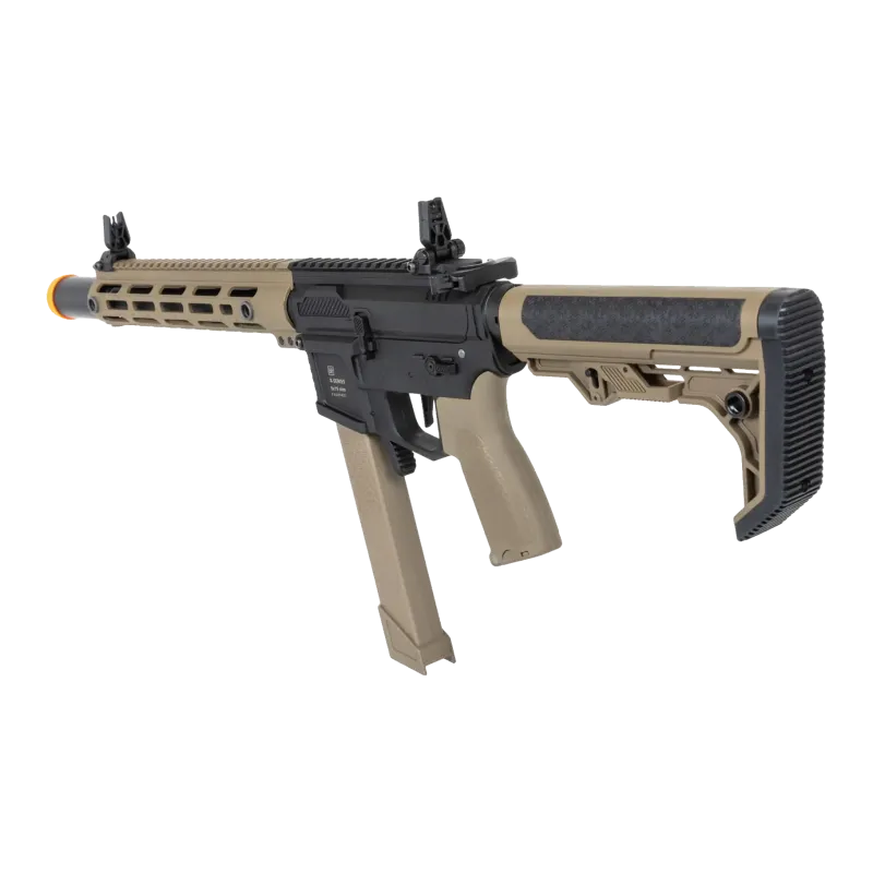 Specna Arms SA-FX02 Flex HAL ETU bi-ton noir et tan, vue de trois quarts, crosse et poignée tan