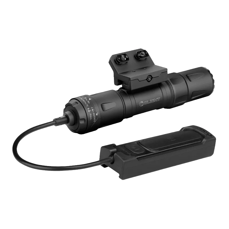 Olight Odin S noire M-LOK avec interrupteur déporté branché à l'arrière, vue de trois quarts