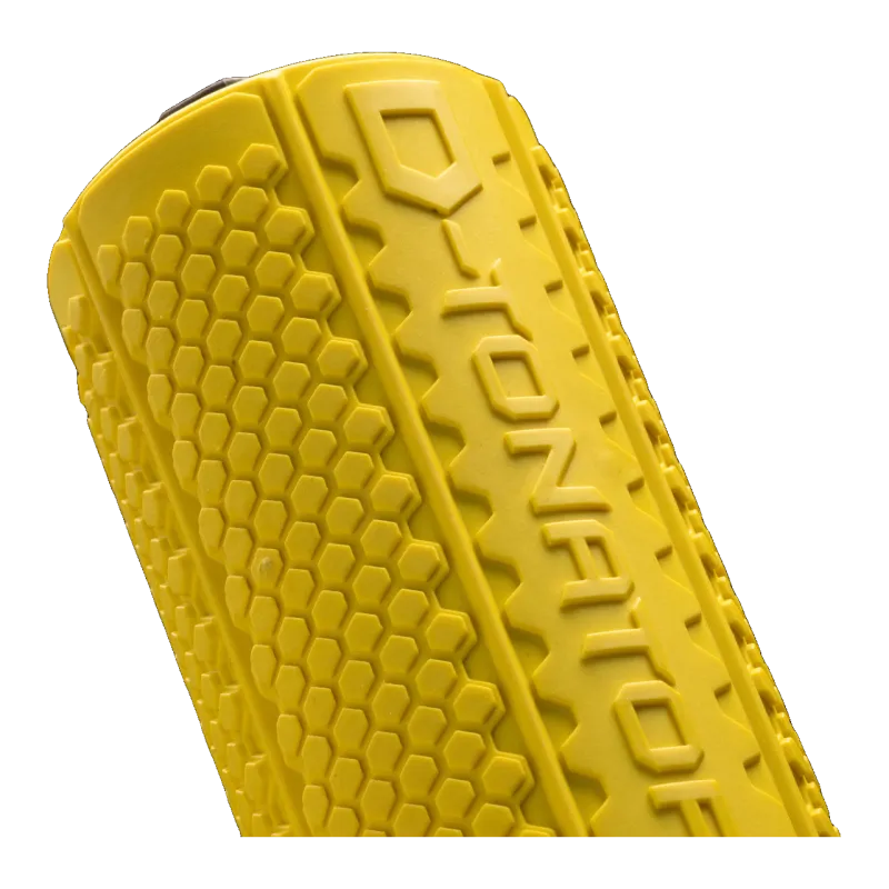 Grenade ASG D-Tonator jaune, gros plan sur le marquage en relief et la texture