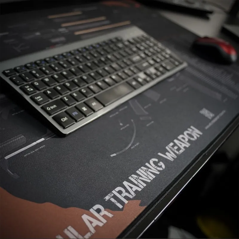 Tapis Wolverine MTW utilisé comme tapis de bureau avec clavier et souris, mise en situation