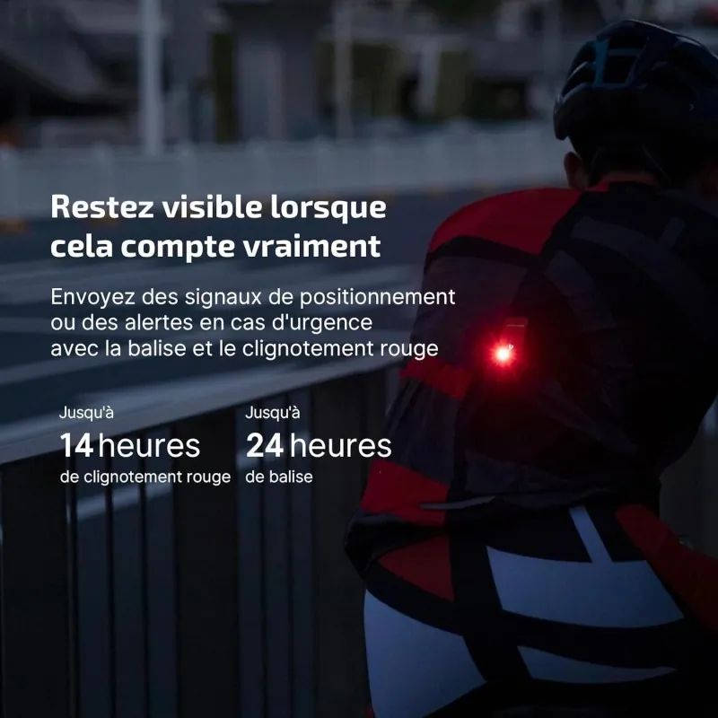 Olight Oclip Pro clipsée au dos d'un cycliste, clignotement rouge de nuit, visuel autonomie