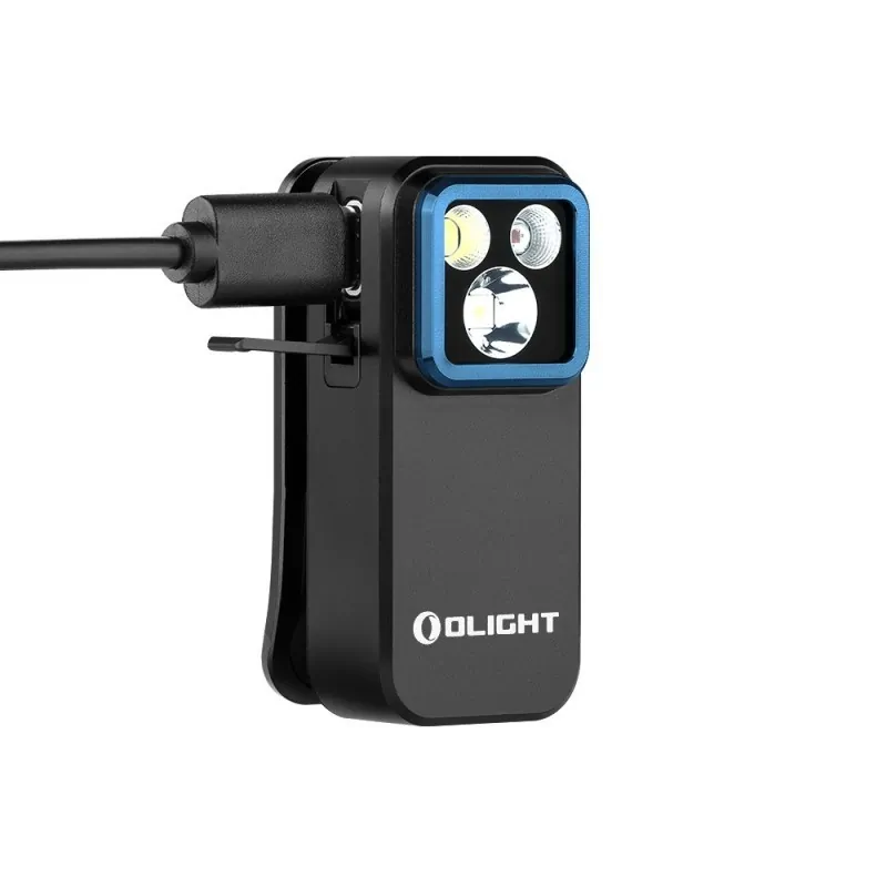 Lampe Olight Oclip Pro noire en charge avec câble USB-C branché