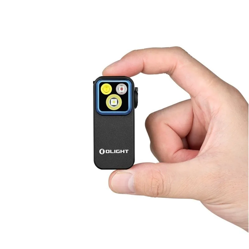 Lampe Olight Oclip Pro tenue entre deux doigts, taille compacte