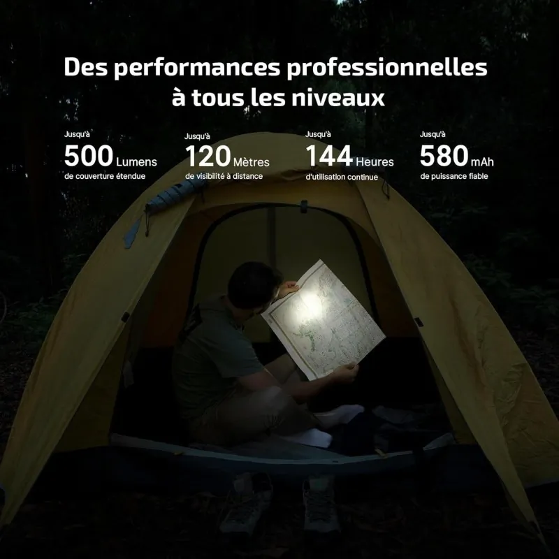 Olight Oclip Pro éclairant une carte sous une tente, visuel 500 lumens et 120 mètres