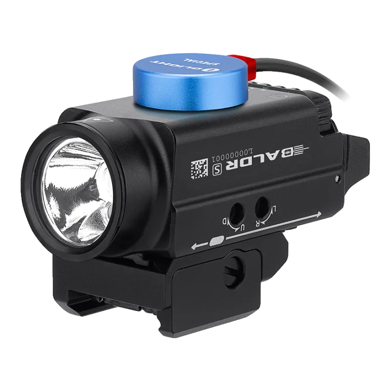 Olight Baldr S noire en charge, câble magnétique USB posé sur le port