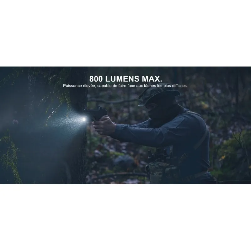 Olight Baldr S sur pistolet de nuit en forêt, faisceau 800 lumens