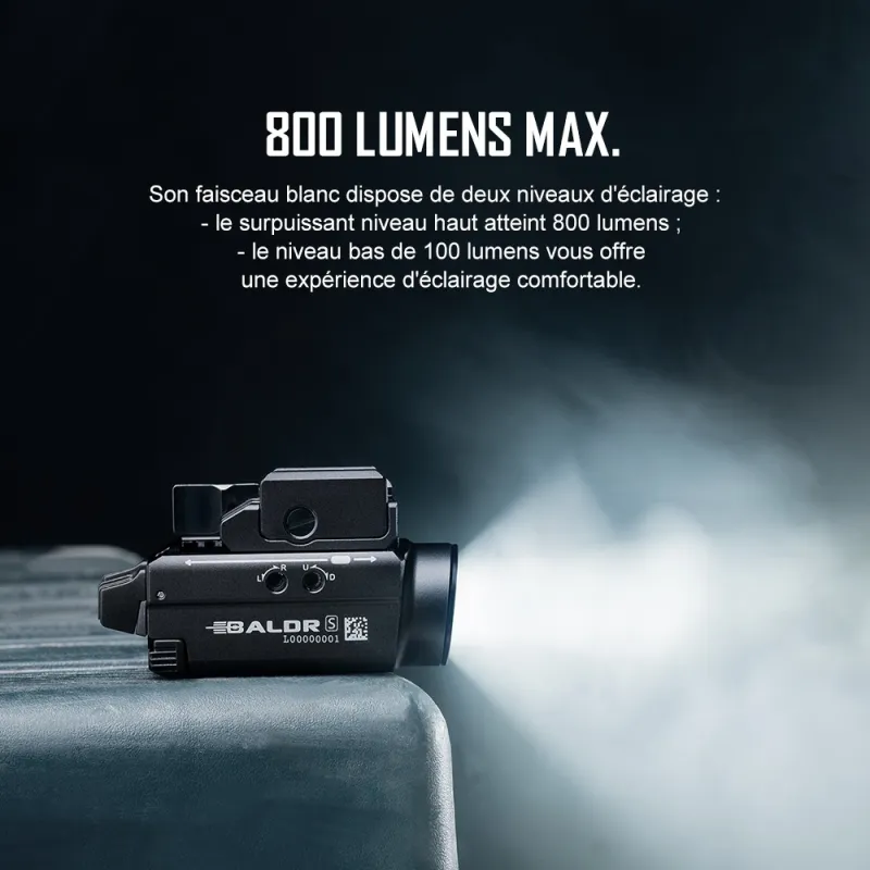 Olight Baldr S noire allumée dans la fumée, bannière deux niveaux 800 et 100 lumens