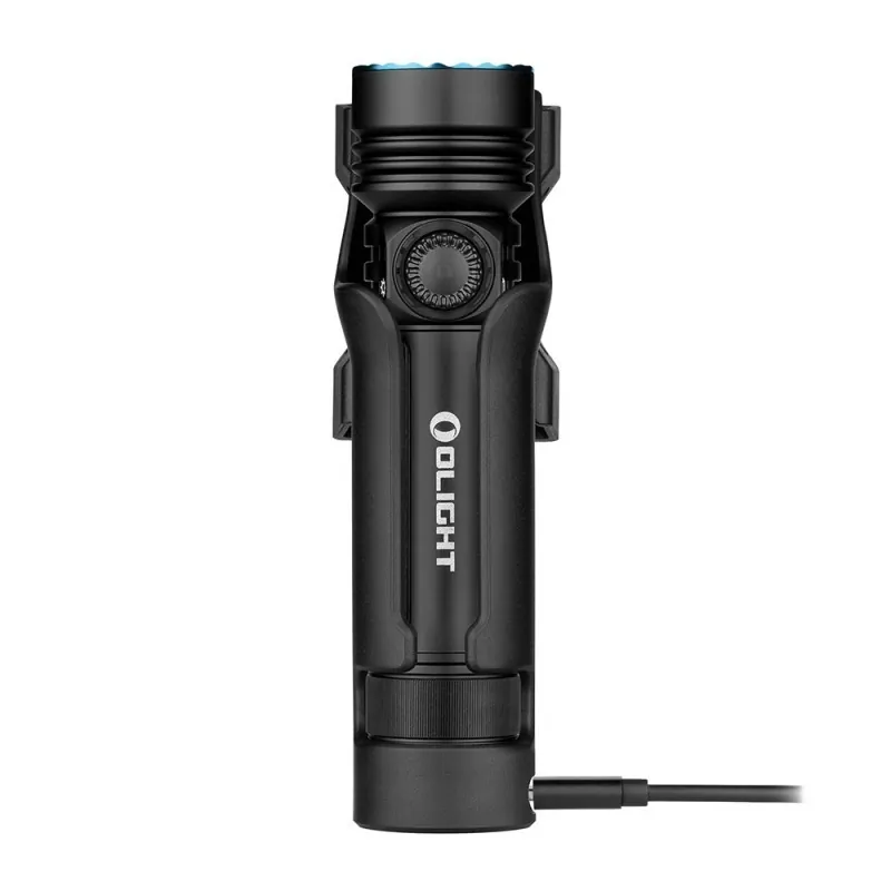 Olight Seeker 4 Pro noire dans son holster de charge, câble branché