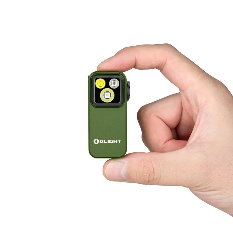 Lampe Olight Oclip Pro vert OD tenue entre deux doigts, taille réelle
