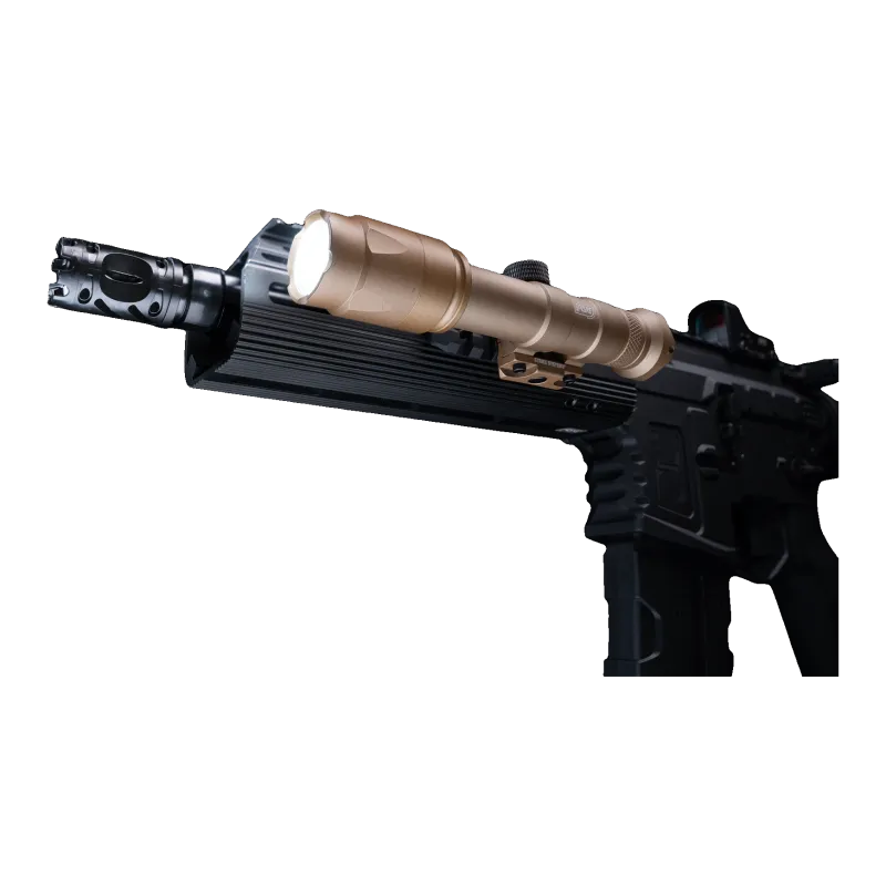 Lampe ASG Strike Systems WL1080 tan allumée, montée sur le rail d'une réplique