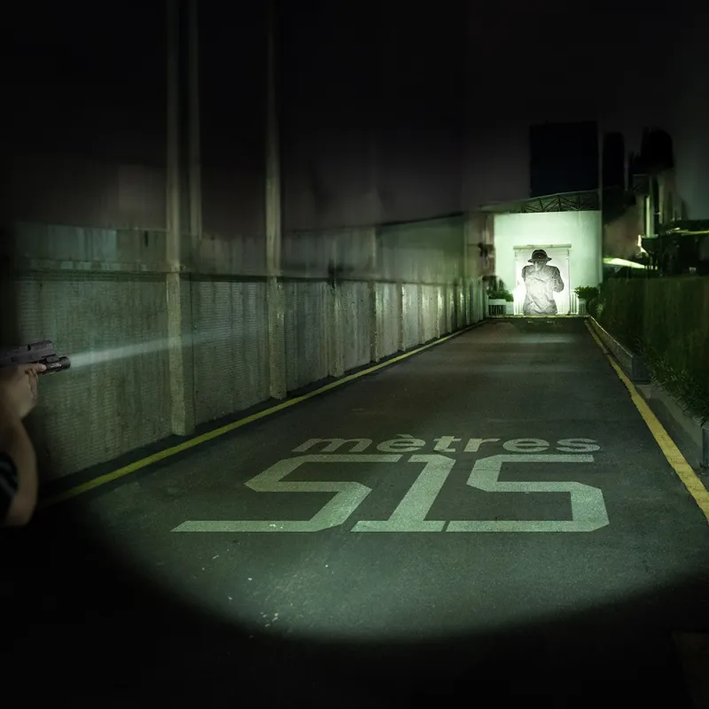 Olight PL Turbo Valkyrie : visuel Olight de la portée de 515 mètres dans une ruelle de nuit
