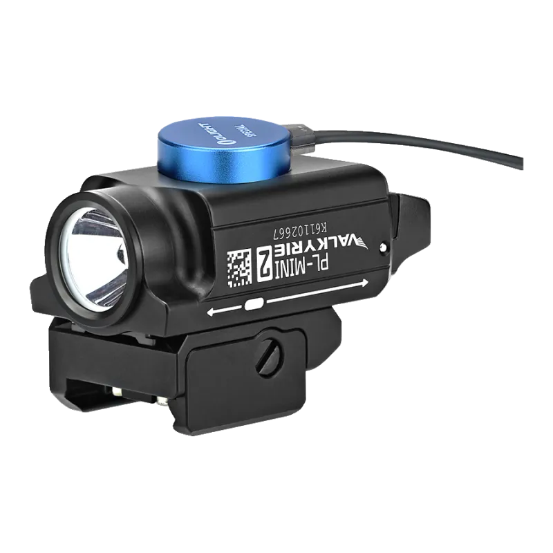 Olight PL Mini 2 Valkyrie noire en charge avec le câble magnétique MCC bleu