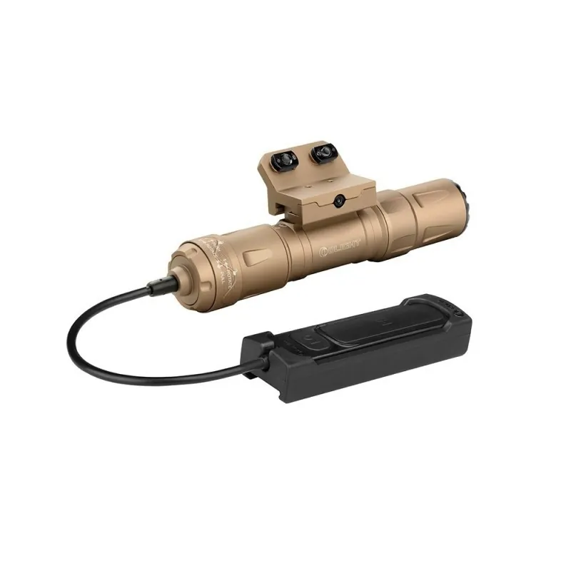 Olight Odin S tan avec interrupteur déporté branché à l'arrière, vue de trois quarts