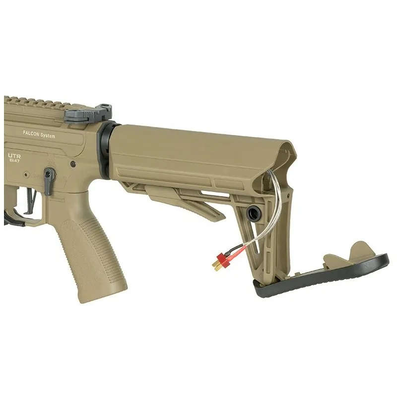 M918G UTR EK47 Double Eagle AEG Tan (Flat Dark Earth) en situation d'engagement polyvalent en partie airsoft outdoor
