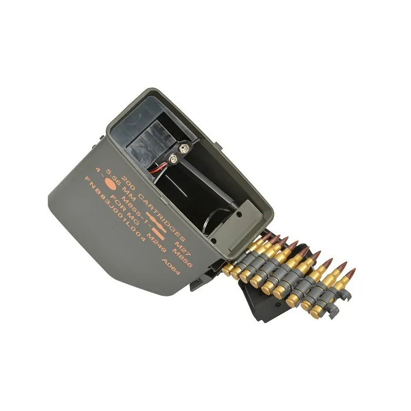 Chargeur électrique A&K M249 OD ouvert avec bande de cartouches, vue inclinée
