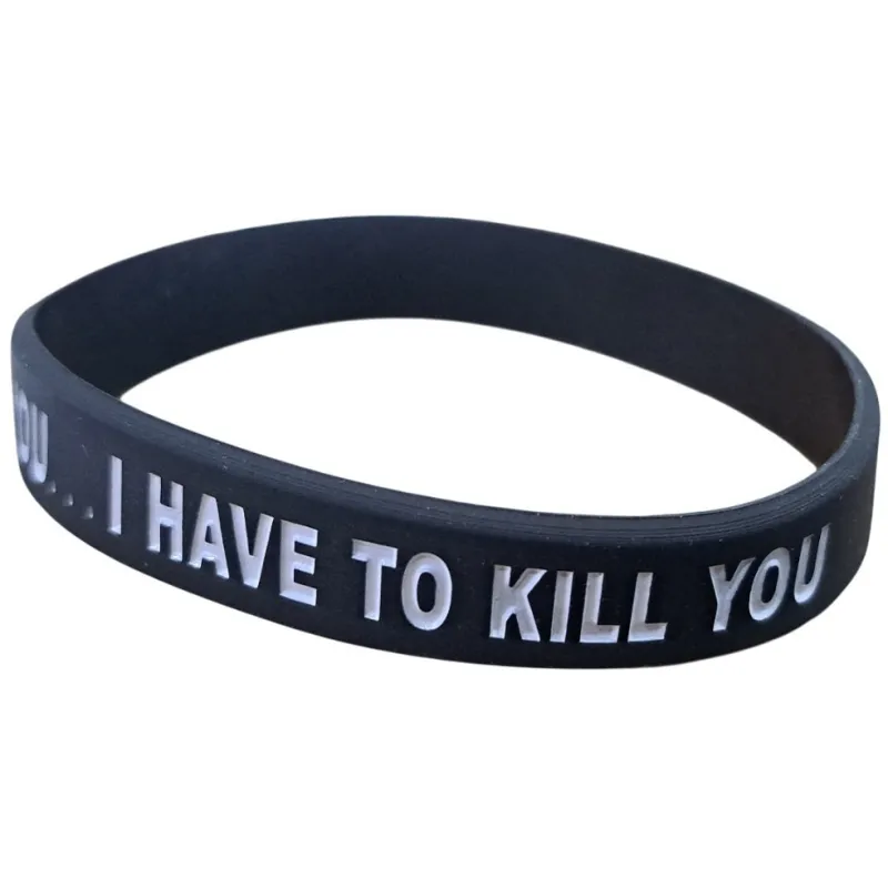 Bracelet noir ZBV avec fin de phrase I HAVE TO KILL YOU en relief blanc, vue de trois quarts