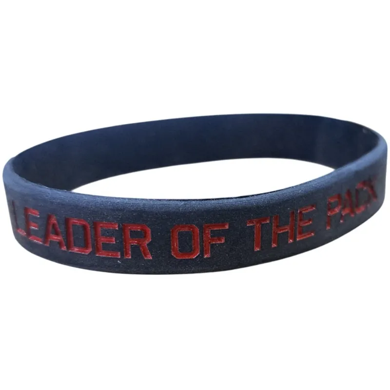 Bracelet noir Redwolf Airsoft avec slogan LEADER OF THE PACK en relief rouge, vue de trois quarts