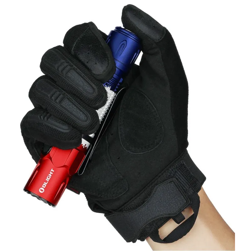 Lampe Olight Warrior 3S drapeau français tenue en main gantée, prise en main