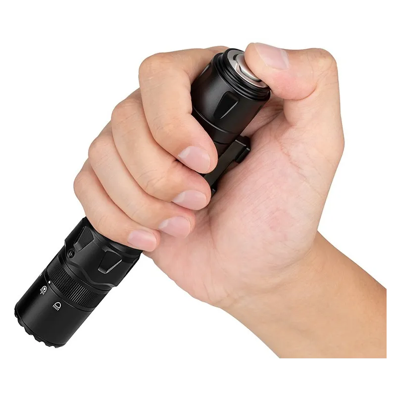 Lampe Olight Odin GL M noire tenue en main, prise en main