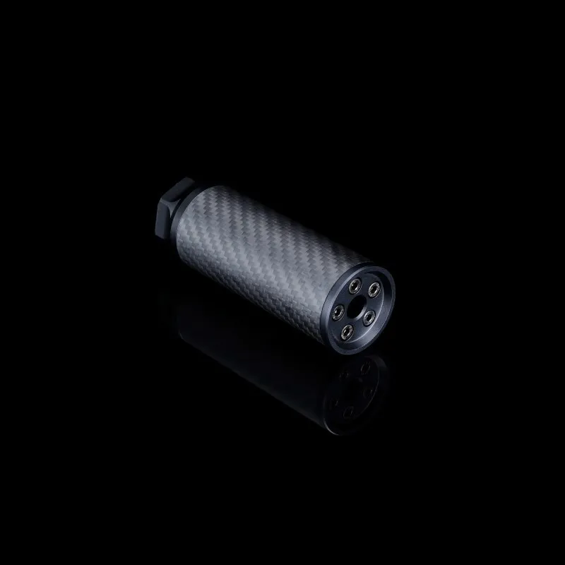 Silencieux Silverback fibre de carbone court 14 mm CCW, vue de trois quarts sur fond noir