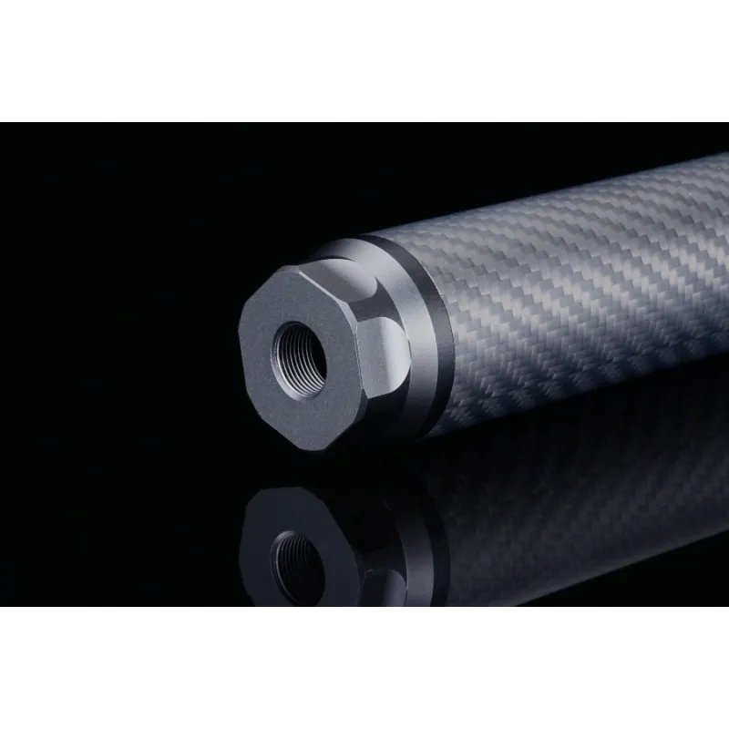 Silencieux Silverback carbone, détail de l'embout aluminium fileté et de la trame tissée