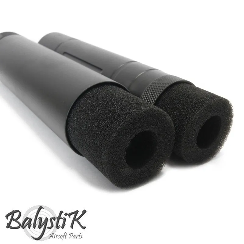 Mousses Balystik noires posées contre des silencieux airsoft, vue de l'alésage