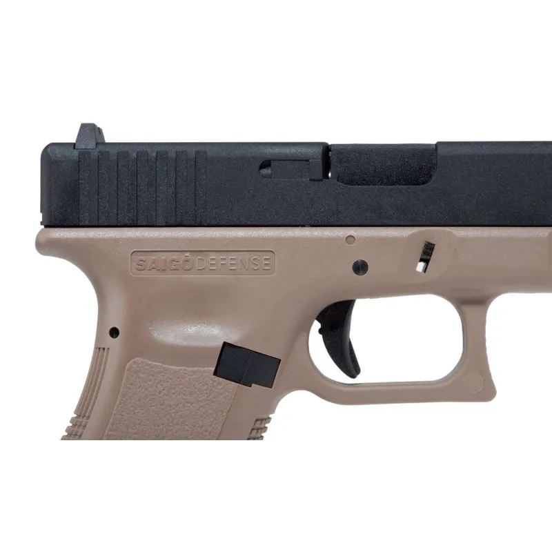 Pistolet GBB Saigo Defense MK1 tan et noir, marquage Saigo Defense et détente en gros plan