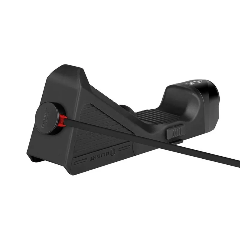 Poignée lampe Olight Sigurd noire en charge avec câble magnétique